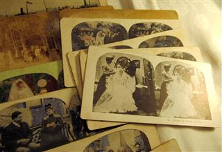 ANTIQUE STEREOSOPE VIEWER PAT APR 12,1904 WITH 70 CARDS & 5 POST CARDS